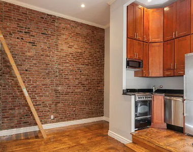 West 14 Street - Photo Thumbnail 1