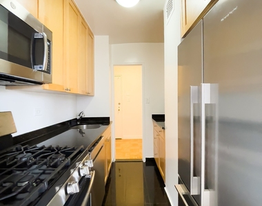 East 79th Street - Photo Thumbnail 4