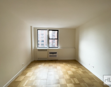 East 79th Street - Photo Thumbnail 2