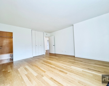 West 87th Street - Photo Thumbnail 3