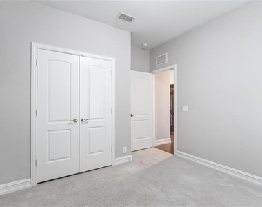 2904 Redbud Lane - Photo Thumbnail 12