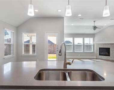 2904 Redbud Lane - Photo Thumbnail 6