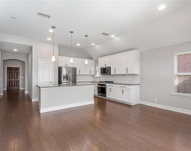 2904 Redbud Lane - Photo Thumbnail 5