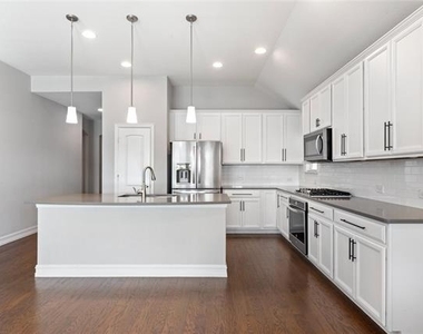 2904 Redbud Lane - Photo Thumbnail 4