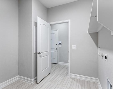 2904 Redbud Lane - Photo Thumbnail 28