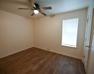 506 Valleyridge Court - Photo Thumbnail 5