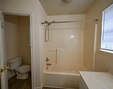506 Valleyridge Court - Photo Thumbnail 7
