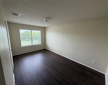 141 Hickory Creek Drive - Photo Thumbnail 15