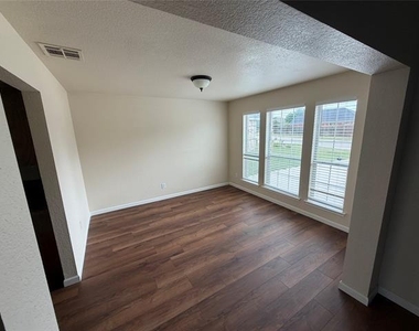 141 Hickory Creek Drive - Photo Thumbnail 2