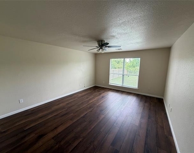 141 Hickory Creek Drive - Photo Thumbnail 8