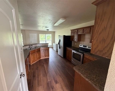 141 Hickory Creek Drive - Photo Thumbnail 6