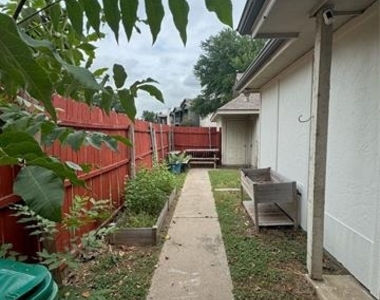 201 E Windsor Drive - Photo Thumbnail 32