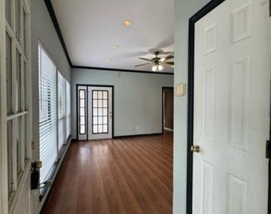 201 E Windsor Drive - Photo Thumbnail 2