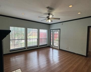 201 E Windsor Drive - Photo Thumbnail 8