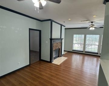 201 E Windsor Drive - Photo Thumbnail 6