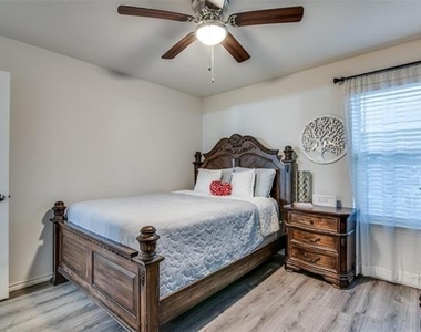 1829 Strongbark Drive - Photo Thumbnail 15