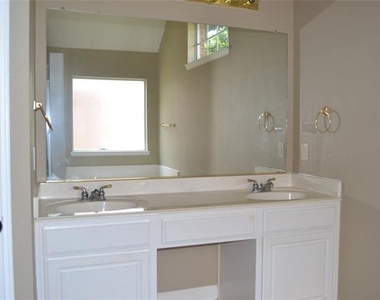 6005 Hidden Pine Lane - Photo Thumbnail 12