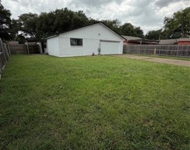 2821 Teakwood Drive - Photo Thumbnail 3