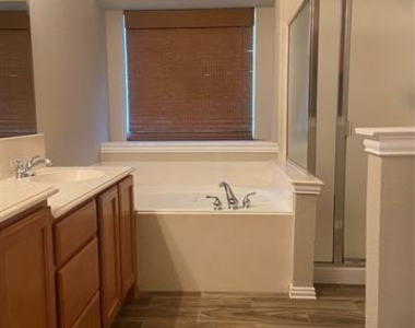 302 Crabapple Drive - Photo Thumbnail 14