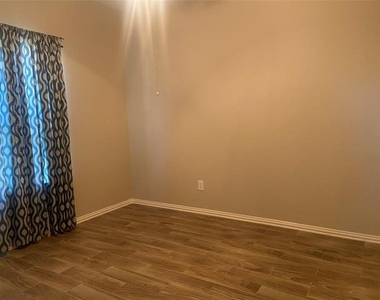 302 Crabapple Drive - Photo Thumbnail 19