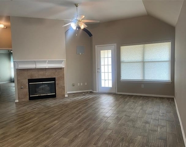 302 Crabapple Drive - Photo Thumbnail 7