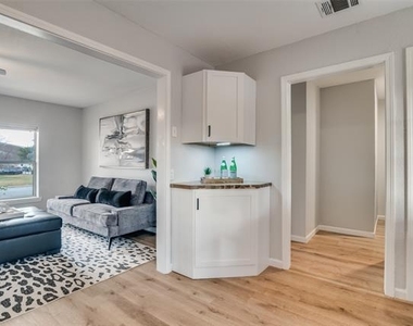 406 Freeman Street - Photo Thumbnail 6
