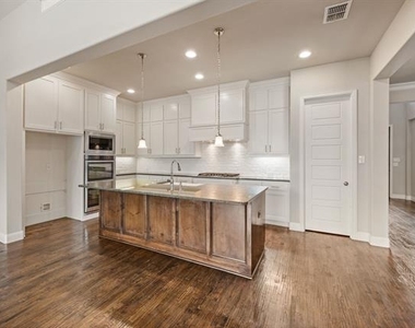 3318 Ridgecross Drive - Photo Thumbnail 9