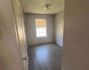 2410 N Willis Street - Photo Thumbnail 7