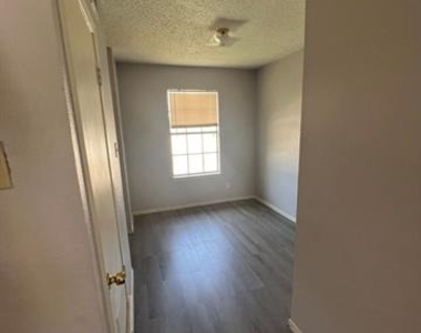 2410 N Willis Street - Photo Thumbnail 13