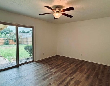 1101 Lombardy Drive - Photo Thumbnail 7
