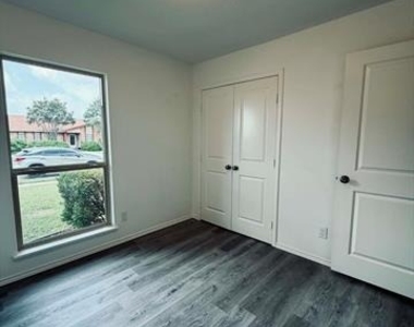 1101 Lombardy Drive - Photo Thumbnail 13