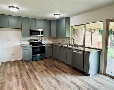 1101 Lombardy Drive - Photo Thumbnail 5