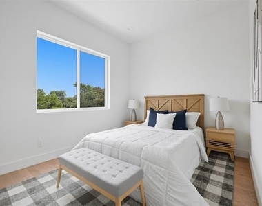 4517 Munger Avenue - Photo Thumbnail 28