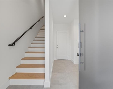 4517 Munger Avenue - Photo Thumbnail 8