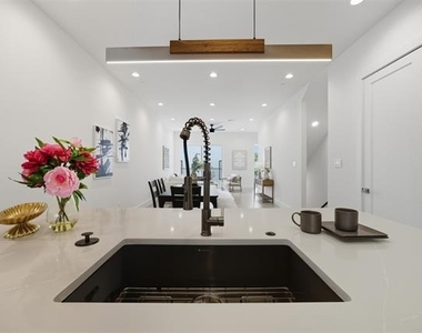 4517 Munger Avenue - Photo Thumbnail 16
