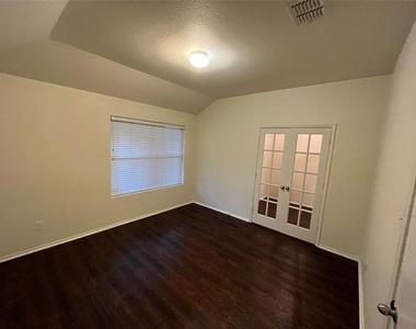 5809 Thoroughbred Court - Photo Thumbnail 4