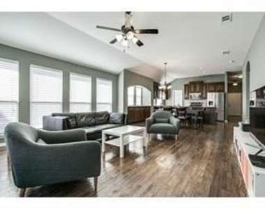 2200 Shannon Drive - Photo Thumbnail 2