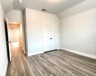 6825 Andrew Drive - Photo Thumbnail 16