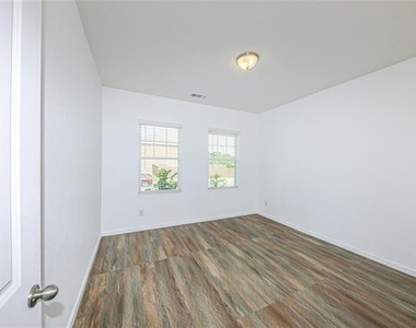 746 Wilshire Drive - Photo Thumbnail 14
