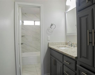 4104 N Hall Street - Photo Thumbnail 8
