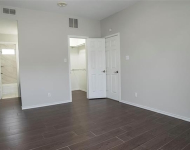 4104 N Hall Street - Photo Thumbnail 7