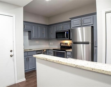 4104 N Hall Street - Photo Thumbnail 4