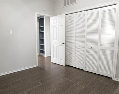 4104 N Hall Street - Photo Thumbnail 9
