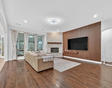 400 Trailside Drive - Photo Thumbnail 5