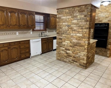 114 Stone Canyon Drive - Photo Thumbnail 6