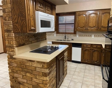114 Stone Canyon Drive - Photo Thumbnail 7