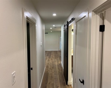 607 Cain Street - Photo Thumbnail 8