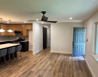 607 Cain Street - Photo Thumbnail 3
