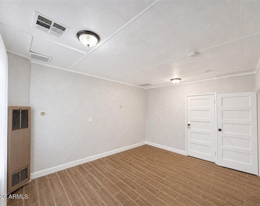 5913 W Palmaire Avenue - Photo Thumbnail 15