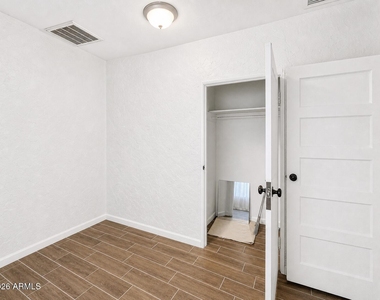 5913 W Palmaire Avenue - Photo Thumbnail 6